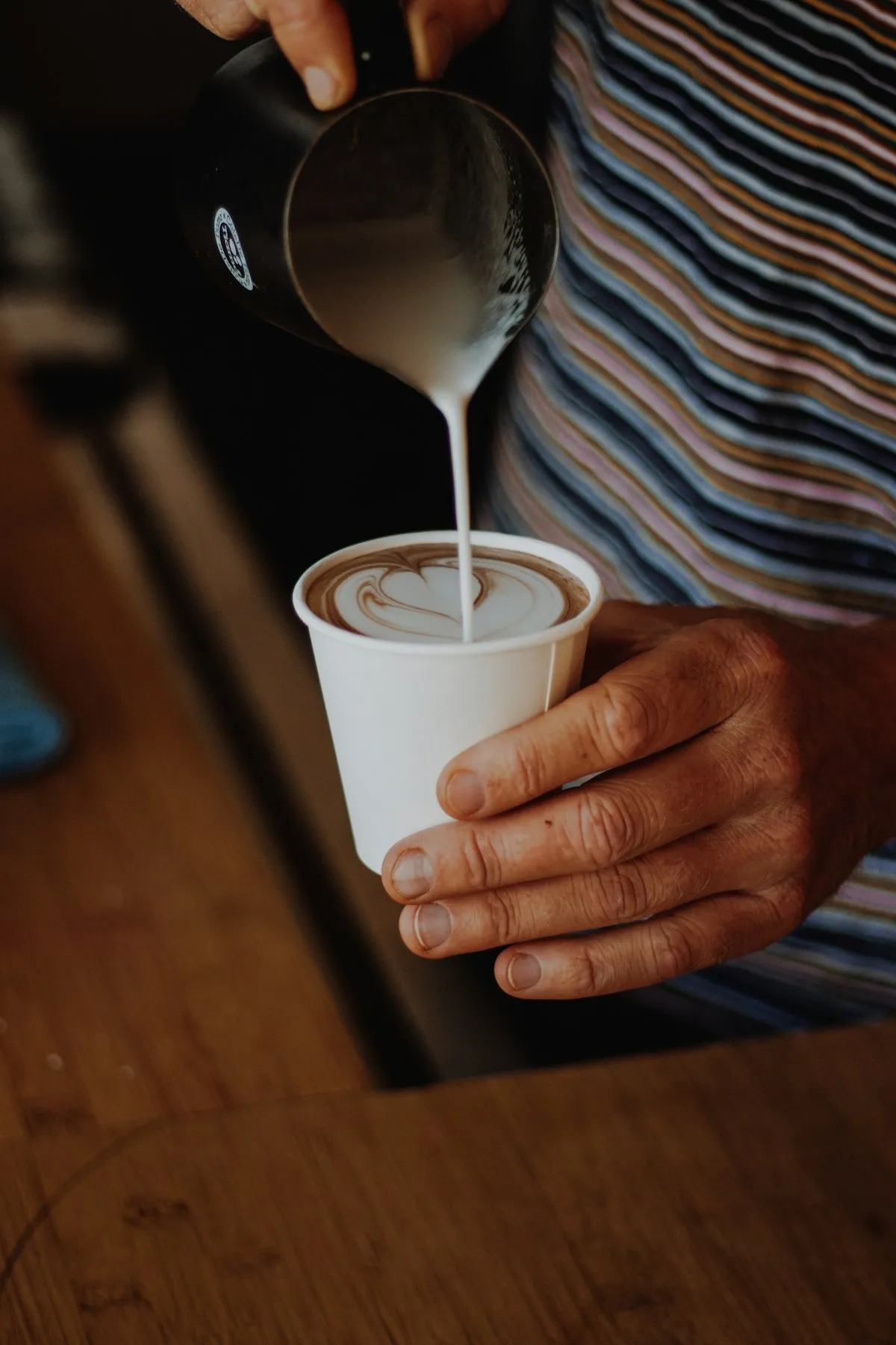 Barista sirviendo un filtrado en la barra