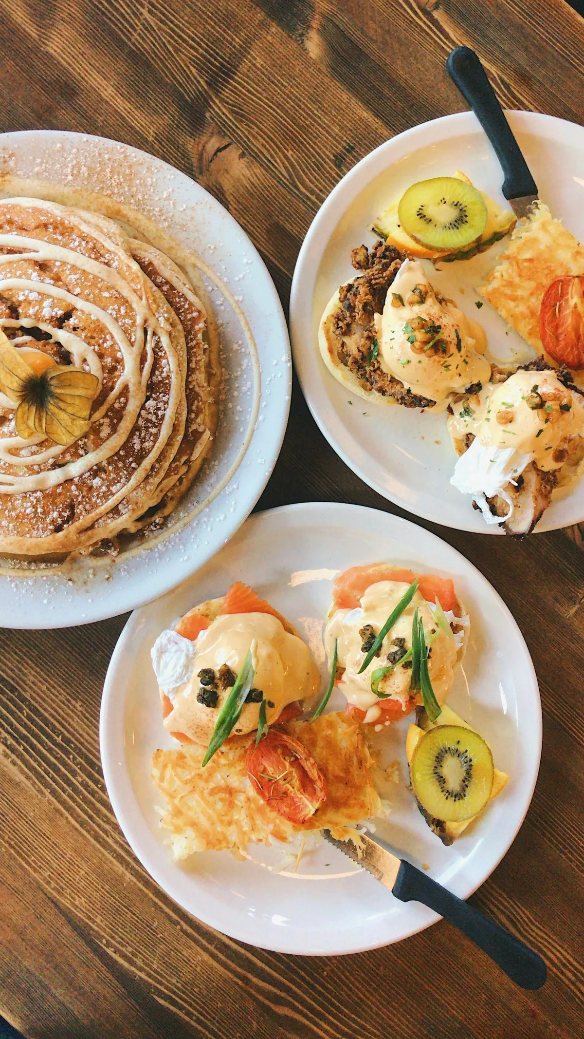 Mesa de brunch en Kallpa: waffles, huevos y jugos
