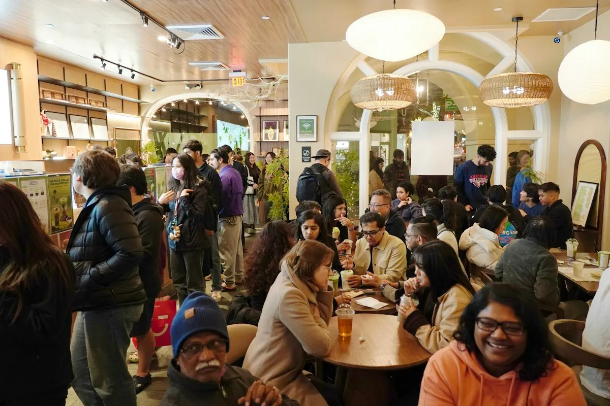 Mesa compartida de clientes en el salón