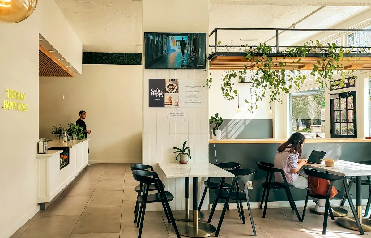 Interior del local: barra, plantas y luz natural