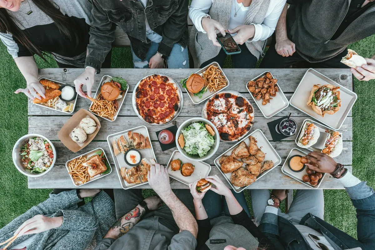 Grupo conversando junto a una mesa con brunch