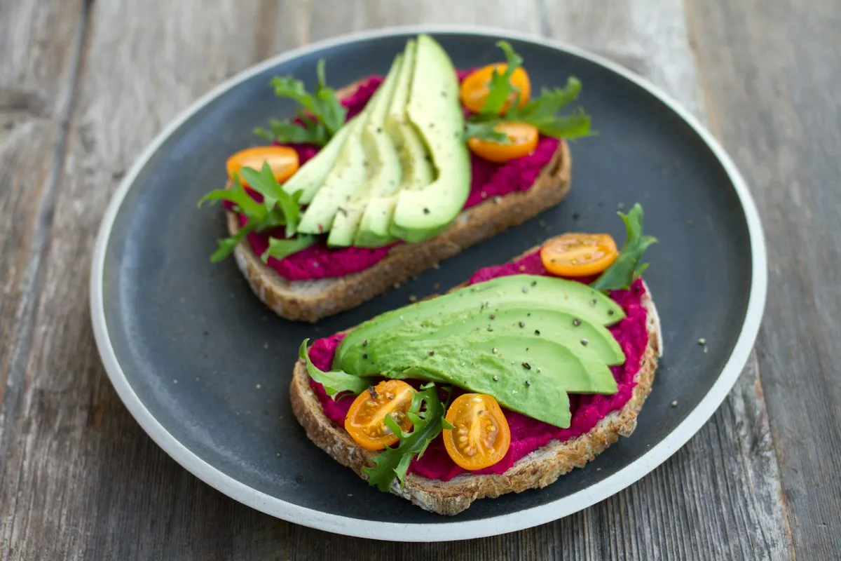 Tostada de Hummus y Vegetales
