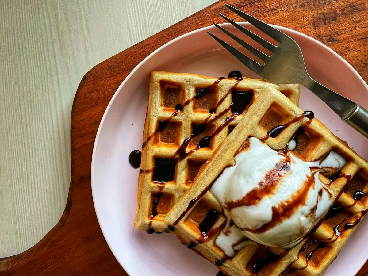 Waffles con frutas y crema